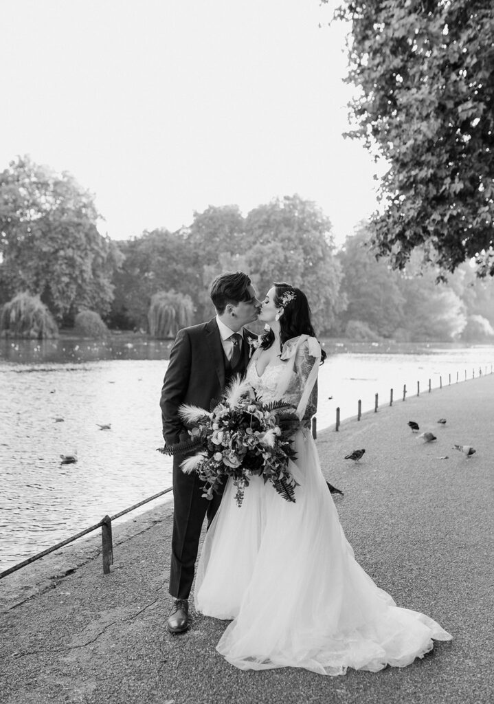Relaxed London wedding portraits