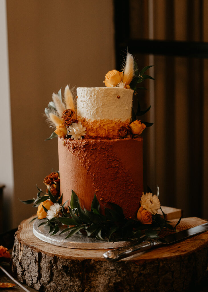 Autumnal wedding cake with flowers
